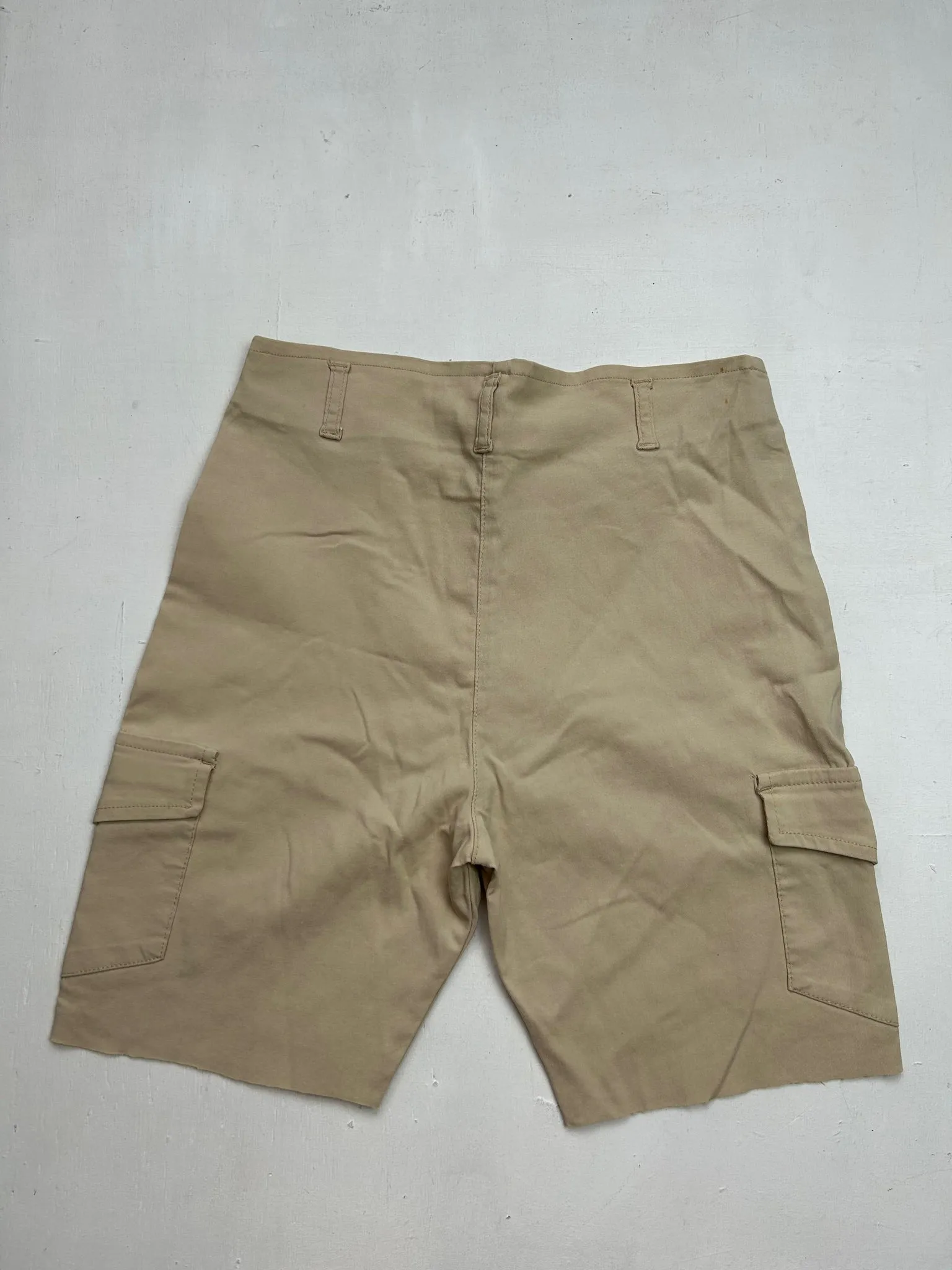 Camel cargo stretchy low rise mid short (XS/S)